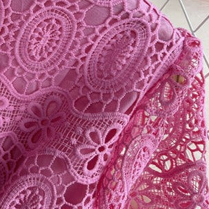 Rochie Marigold roz cu detalii din dantela, curea accesorizata si pliuri