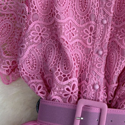 Rochie Marigold roz cu detalii din dantela, curea accesorizata si pliuri