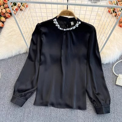 Bluza Yanna neagra cu decolteu accesorizat cu perle