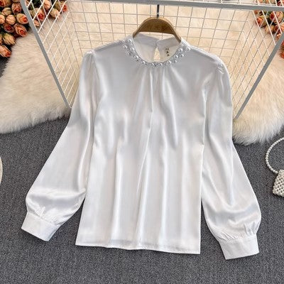 Bluza Yanna alba cu decolteu accesorizat cu perle