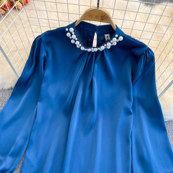 Bluza Yanna albastra cu decolteu accesorizat cu perle