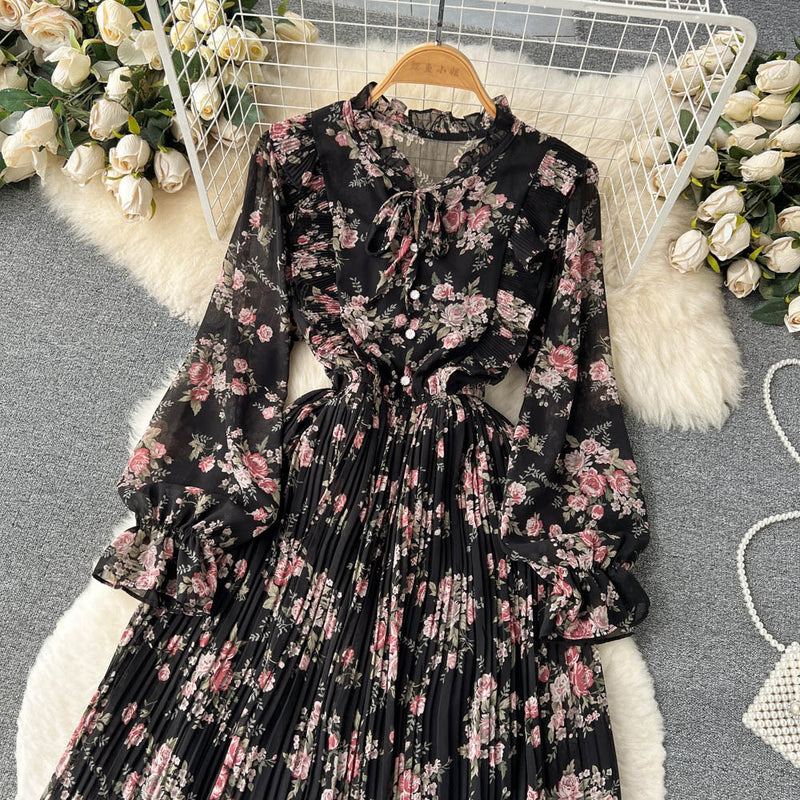 Rochie Dolly neagra cu flori roz cu imprimeu floral si volanase